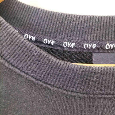 オーワイ OY バッグ刺繍クルーネックトレーナー メンズ