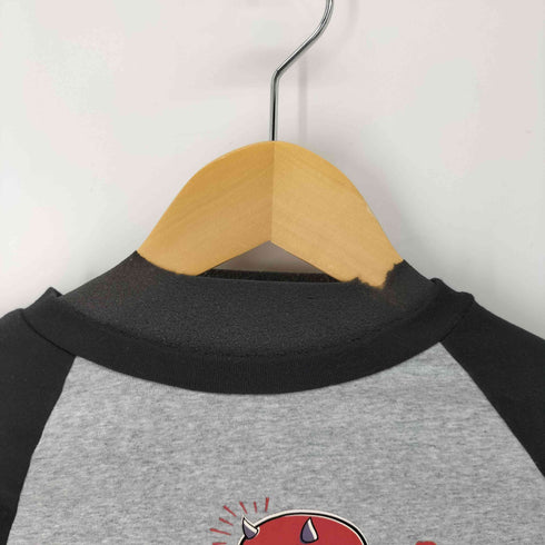 アーバン レヴィヴォ URBAN REVIVO デビルプリント クルーネックリンガーTシャツ Hot Stuff レディース import:S