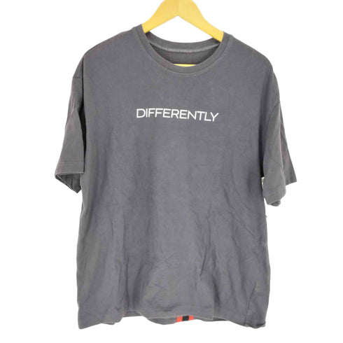 DIFFERENTLY バックテープデザインロゴTシャツ メンズ