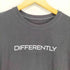 DIFFERENTLY バックテープデザインロゴTシャツ メンズ