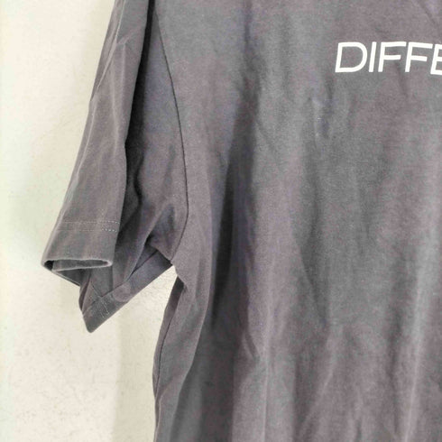 DIFFERENTLY バックテープデザインロゴTシャツ メンズ