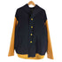 ザサカキ the Sakaki LEATHER STADIUM JUMPER Navy × Mustard メンズ JPN:L
