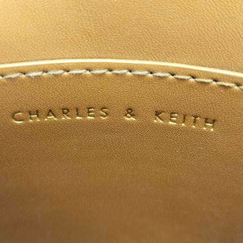 チャールズアンドキース CHARLES&KEITH Juniper Metallic Push-Lock Crossbody Bag メタリック プッシュロッククロスボディバッグ レディース