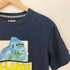エクストララージ XLARGE イラストレーター コラボ プリント S/S クルーネック Tシャツ メンズ JPN:S