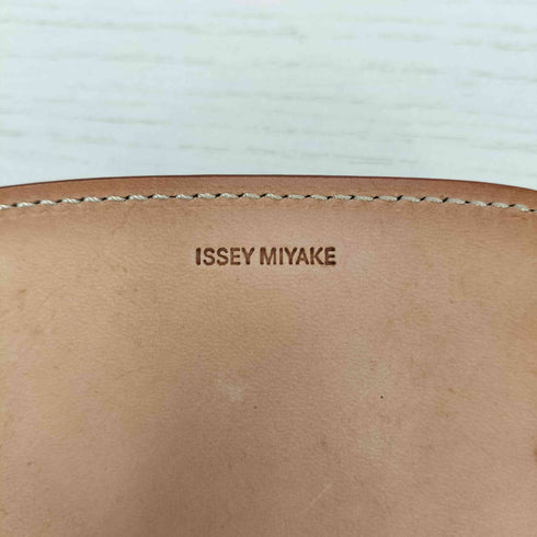 イッセイミヤケ ISSEY MIYAKE ヌメ革 レザー カードケース ポーチ 名刺入れ メンズ