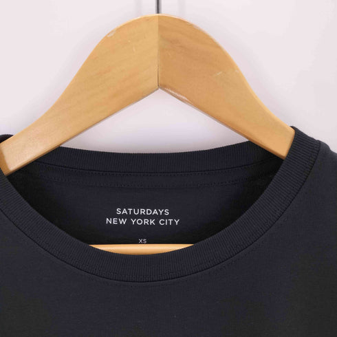 サタデーズニューヨークシティ Saturdays NYC Horizon Script Standard SS Tee メンズ JPN:XS