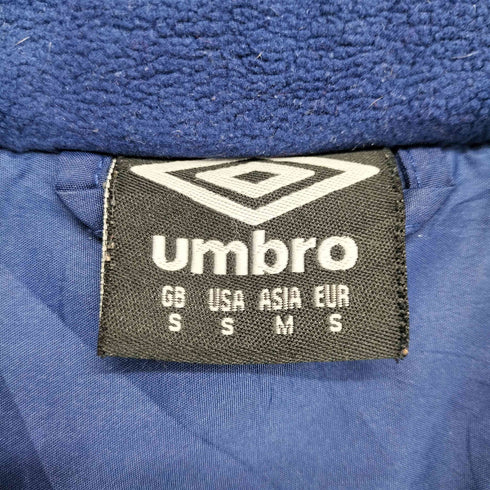 アンブロ UMBRO チームロゴプリント ロゴ刺繍フーデッド中綿ジャケット メンズ M