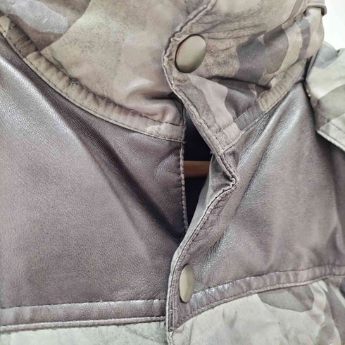 エーケイエム AKM LIMONTA NYLON CAMO LEATHER MOUNTAIN DOWN カモフラ フーデッドダウンジャケット メンズ JPN:M