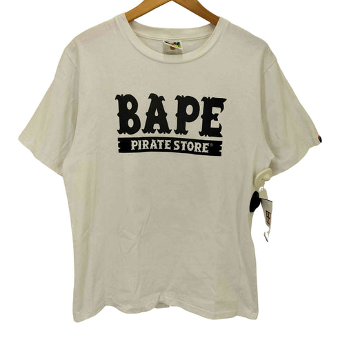 アベイシングエイプ A BATHING APE BAPE PIRATE STORE カレッジプリント S/S Tシャツ メンズ JPN:M