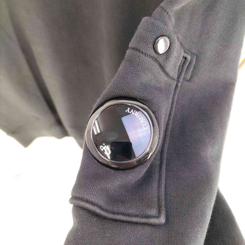 シーピーカンパニー C.P.COMPANY Lens Logo Diagonal Cotton Crew Neck Sweatshirt レンズ ディテール スウェット メンズ import:L