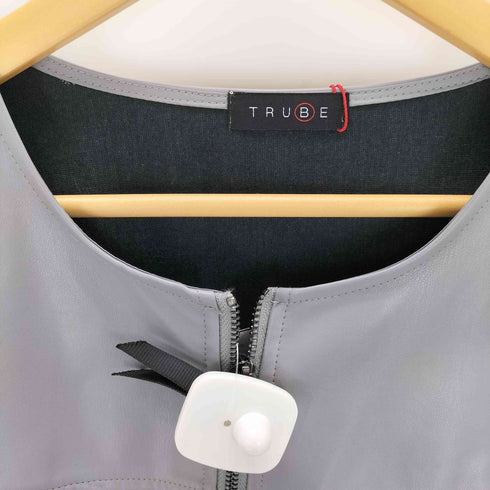 TRUBE ノーカラーフェイクレザージャケット レディース