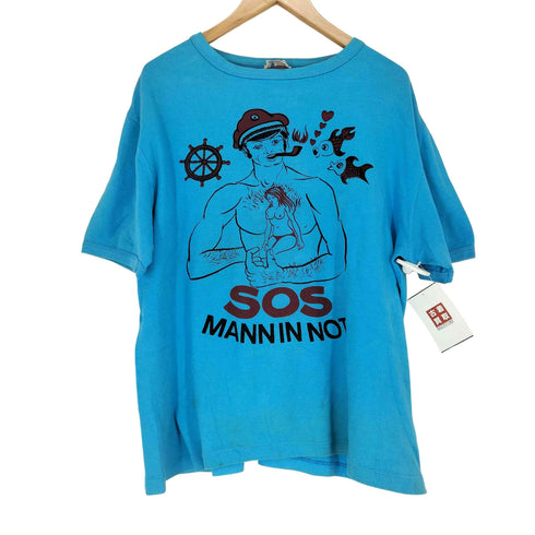 SOS MANN IN NOT フロントイラストプリントクルーネックTシャツ メンズ