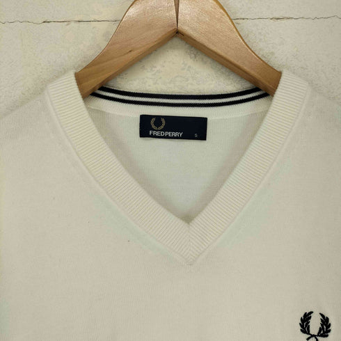 フレッドペリー FRED PERRY ワンポイント フロント刺繍 Vネックセーター メンズ S