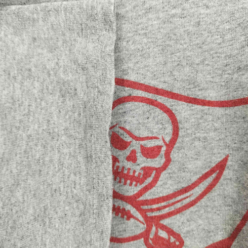 チームアパレル NFL TEAM APPAREL BUCCANEERS FOOTBALL フロントプリントクルーネックTシャツ メンズ JPN:XL
