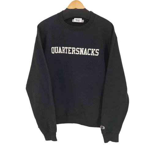 クォータースナックス QUARTERSNACKS ロゴプリント クルーネックスウェット メンズ import:M