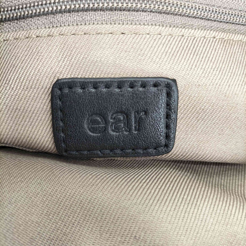 イアパピヨネ ear PAPILLONNER 牛革 プレートエンボスショルダーバッグ レディース