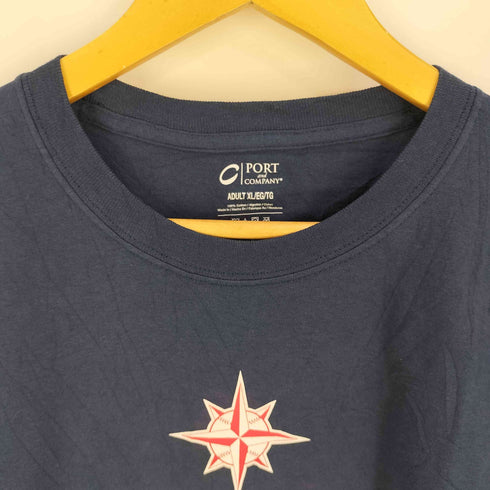 ポートアンドカンパニー PORT and COMPANY RED WHITE & BOOM 2023 プリント クルーネックTシャツ メンズ import:XL