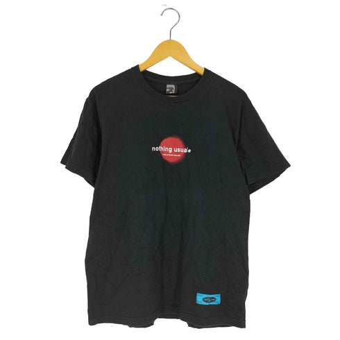 nothing usual ロゴ 両面プリント Tシャツ メンズ JPN:L