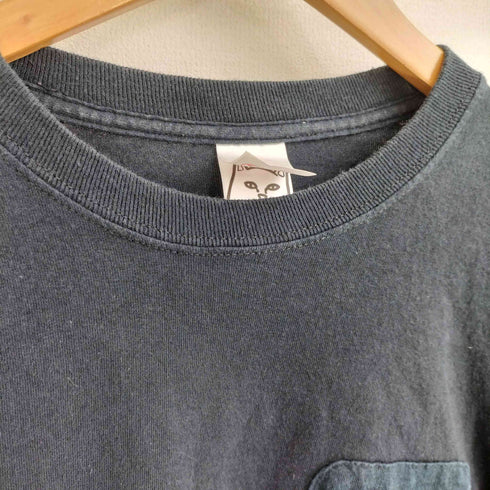 リップンディプ RIPNDIP 袖ロゴ ネコプリント ポケット クルーネック 長袖Tシャツ メンズ JPN:M