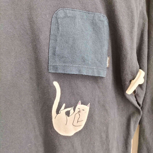 リップンディプ RIPNDIP 袖ロゴ ネコプリント ポケット クルーネック 長袖Tシャツ メンズ JPN:M
