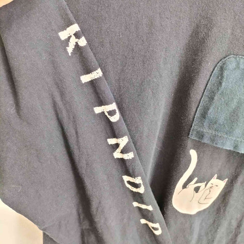 リップンディプ RIPNDIP 袖ロゴ ネコプリント ポケット クルーネック 長袖Tシャツ メンズ JPN:M