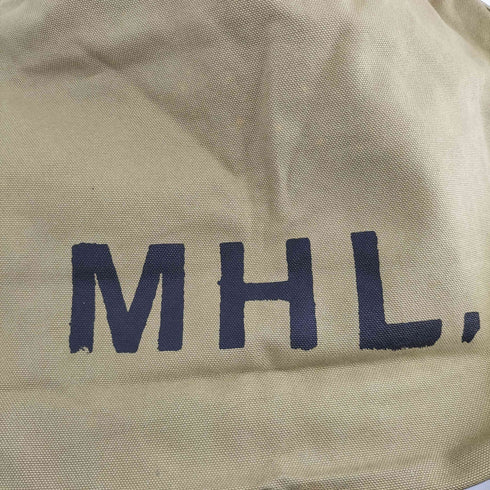 エムエイチエル MHL. ロゴプリント キャンバスショルダーバッグ メンズ