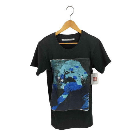 ジョンローレンスサリバン JOHN LAWRENCE SULLIVAN フロントプリント クルーネックTシャツ メンズ import:M