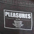 プレジャーズ PLEASURES ロゴプリント S/S クルーネック Tシャツ メンズ