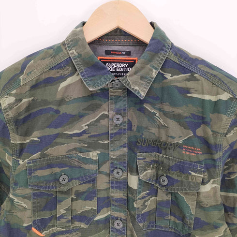 スーパードライ Superdry 極度乾燥(しなさい) SUPERDRY ROOKIE EDITION REGULAR FIT カモ柄 ロゴ刺繍 フラップポケット シャツ ジャケット メンズ import:M