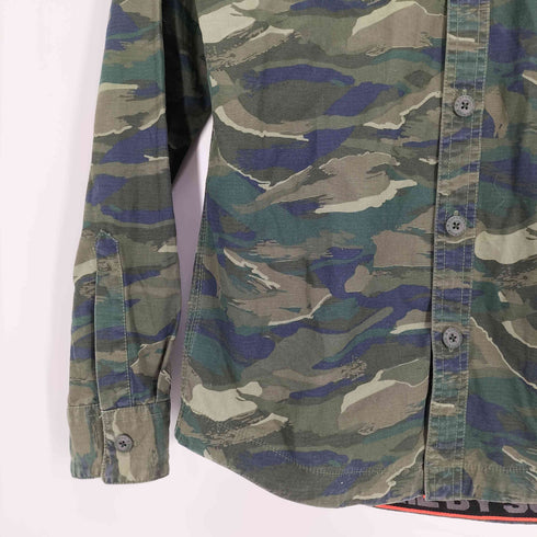 スーパードライ Superdry 極度乾燥(しなさい) SUPERDRY ROOKIE EDITION REGULAR FIT カモ柄 ロゴ刺繍 フラップポケット シャツ ジャケット メンズ import:M