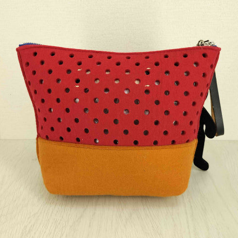 マルニ MARNI チャーム付き フェルト パンチング ポーチ レディース
