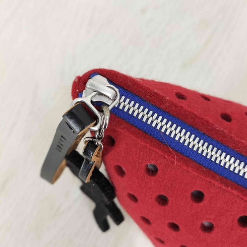 マルニ MARNI チャーム付き フェルト パンチング ポーチ レディース