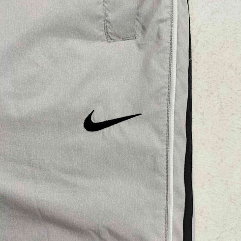 ナイキ NIKE スウッシュロゴ刺繍 サイドパイピング 裾ジップ トラックパンツ メンズ JPN:L