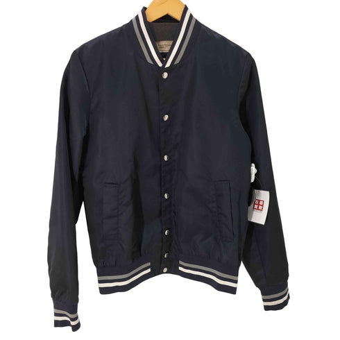 メゾンキツネ MAISON KITSUNE バックロゴスタジャン メンズ JPN:S