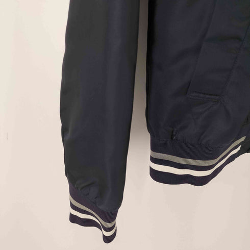 メゾンキツネ MAISON KITSUNE バックロゴスタジャン メンズ JPN:S
