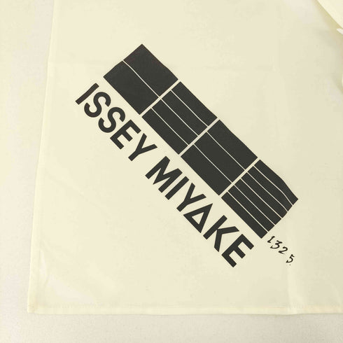 イッセイミヤケ ISSEY MIYAKE 132.5 ロゴプリント スカーフ レディース