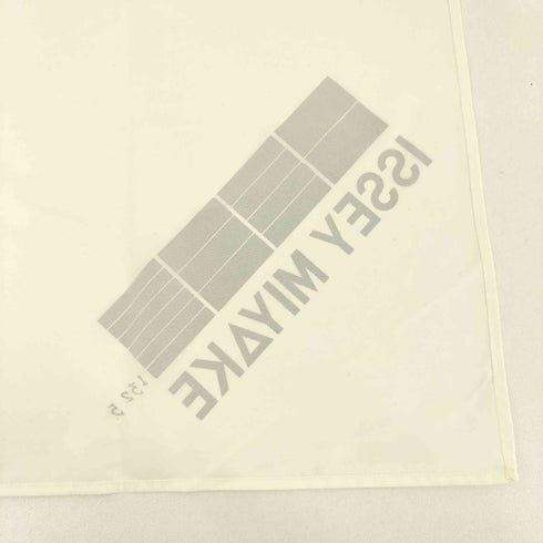 イッセイミヤケ ISSEY MIYAKE 132.5 ロゴプリント スカーフ レディース