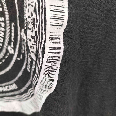 againstボディ プリント バンド S/S Tシャツ メンズ