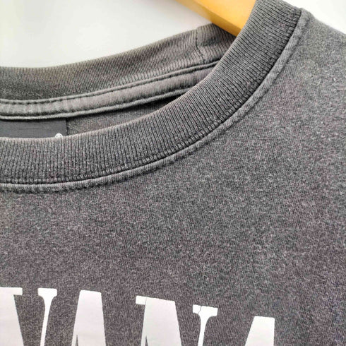 againstボディ プリント バンド S/S Tシャツ メンズ