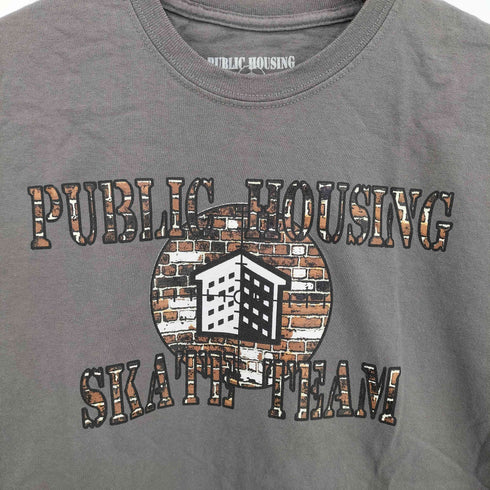 PUBLIC HOUSING SKATE TEAM BRICK LOGO T-SHIRT メンズ JPN:M