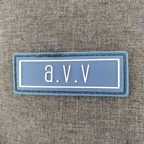 アーヴェヴェ a.v.v ロゴ刺繍リュック メンズ