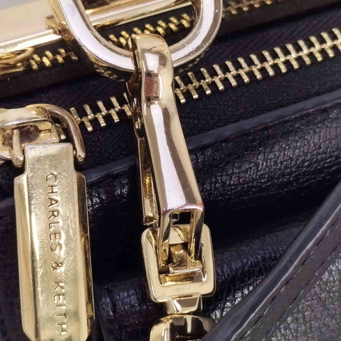 チャールズアンドキース CHARLES&KEITH ロゴプレート チェーン ショルダーバッグ レディース