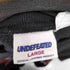 アンディフィーテッド UNDEFEATED フロントラバープリント クルーネックスウェット メンズ import:L