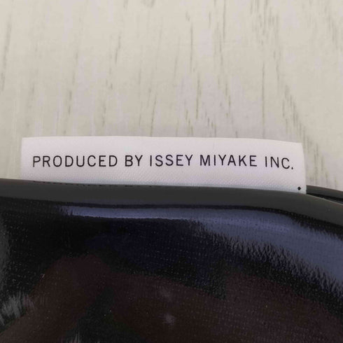 イッセイミヤケ ISSEY MIYAKE ELTTOB TEP エナメル コンパクト ミニポーチ レディース