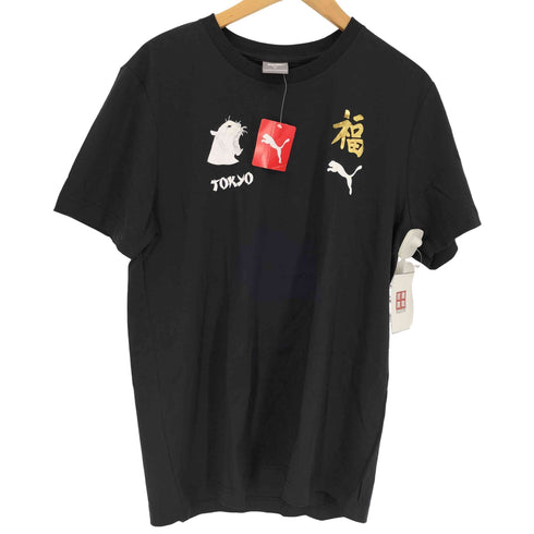 プーマ PUMA TOKYO 猫 福 ロゴ プリント S/S クルーネック Tシャツ メンズ JPN:L