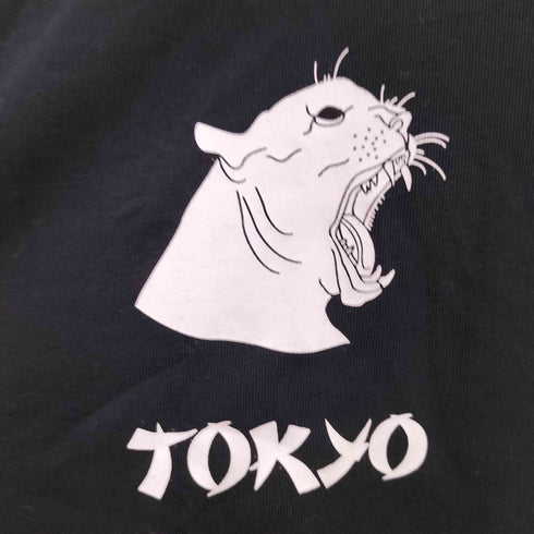 プーマ PUMA TOKYO 猫 福 ロゴ プリント S/S クルーネック Tシャツ メンズ JPN:L