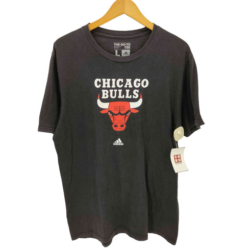 アディダス adidas THE GO-TO TEE バスケットボール チーム ロゴ プリント S/S Tシャツ メンズ import:L