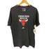 アディダス adidas THE GO-TO TEE バスケットボール チーム ロゴ プリント S/S Tシャツ メンズ import:L