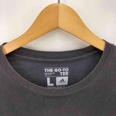 アディダス adidas THE GO-TO TEE バスケットボール チーム ロゴ プリント S/S Tシャツ メンズ import:L
