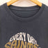 企業ロゴプリントS/S TEE メンズ
